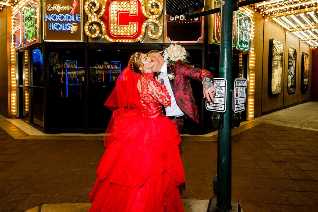 newly married couple kissing in fremont street 