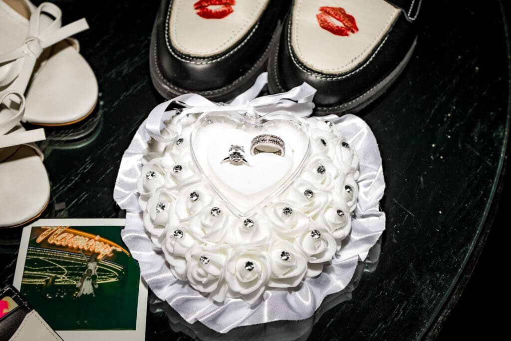 picture of the wedding cake and wedding rings