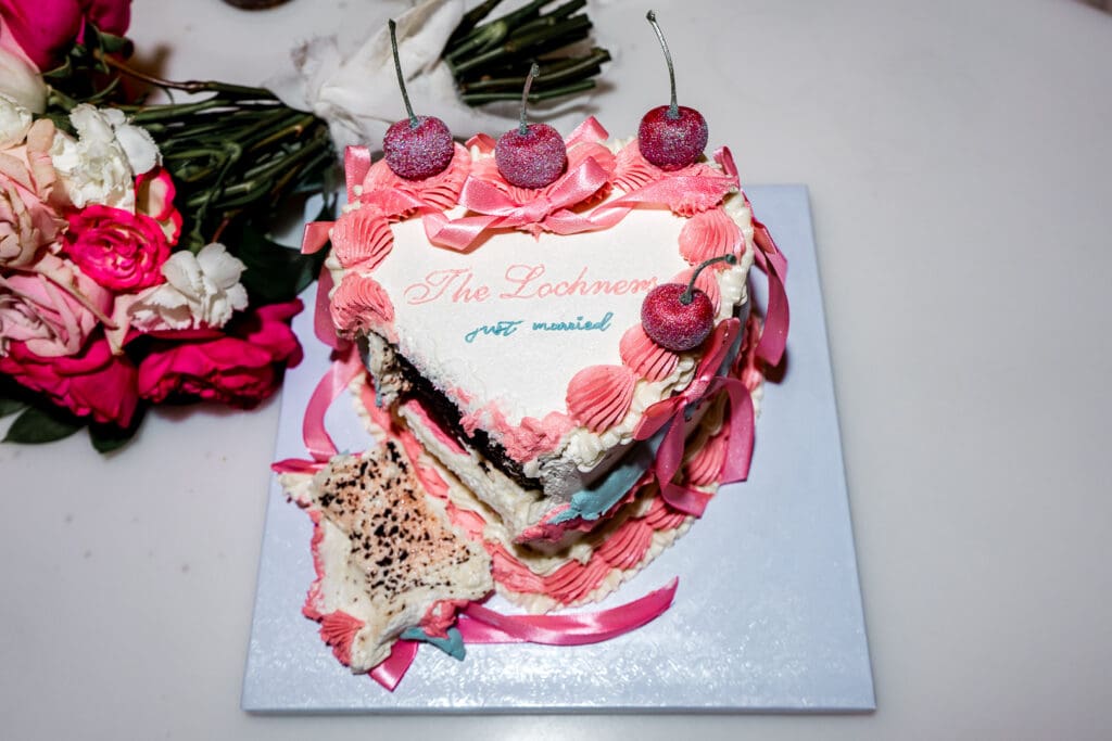 Stunning picture of the wedding cake